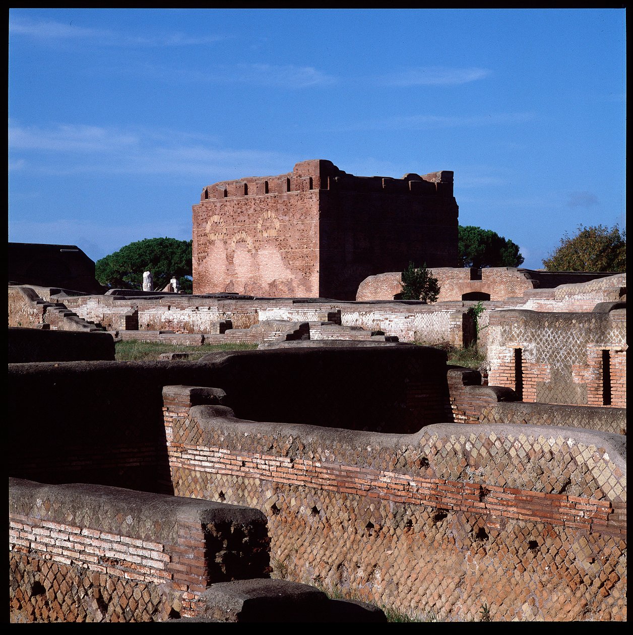 Sztuka rzymska: widok ruin stolicy, stanowisko archeologiczne Ostia autorstwa Roman