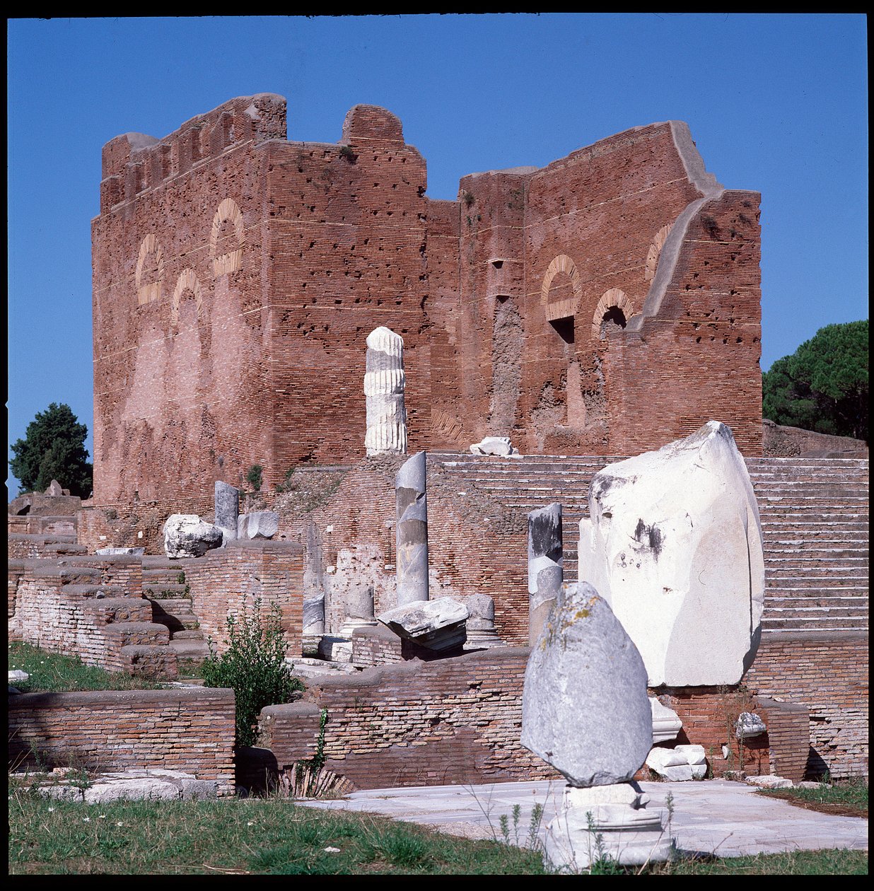 Sztuka rzymska: widok ruin stolicy, stanowisko archeologiczne Ostia autorstwa Roman