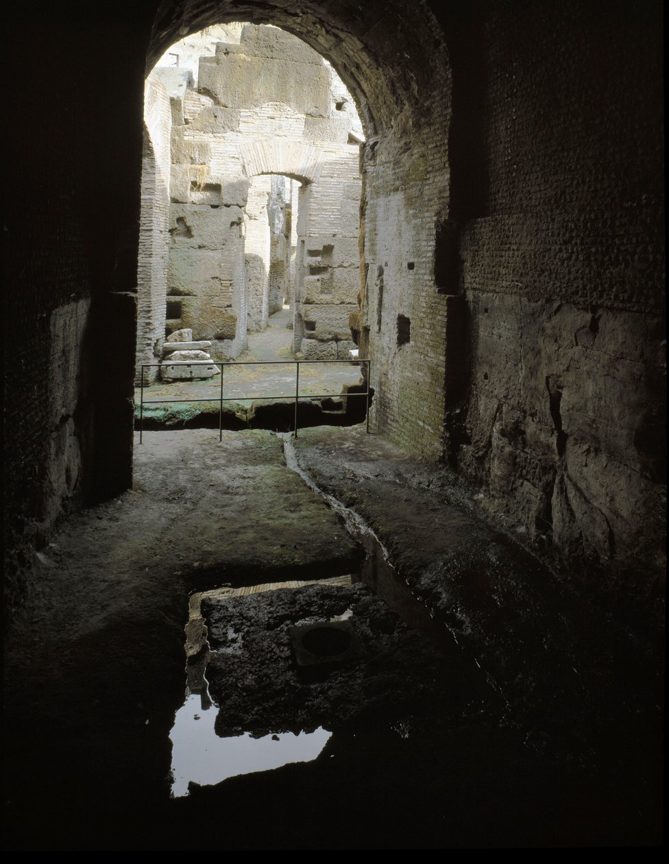 Sztuka rzymska: widok podziemnych korytarzy Koloseum (Colosseo) w Rzymie, Włochy autorstwa Roman