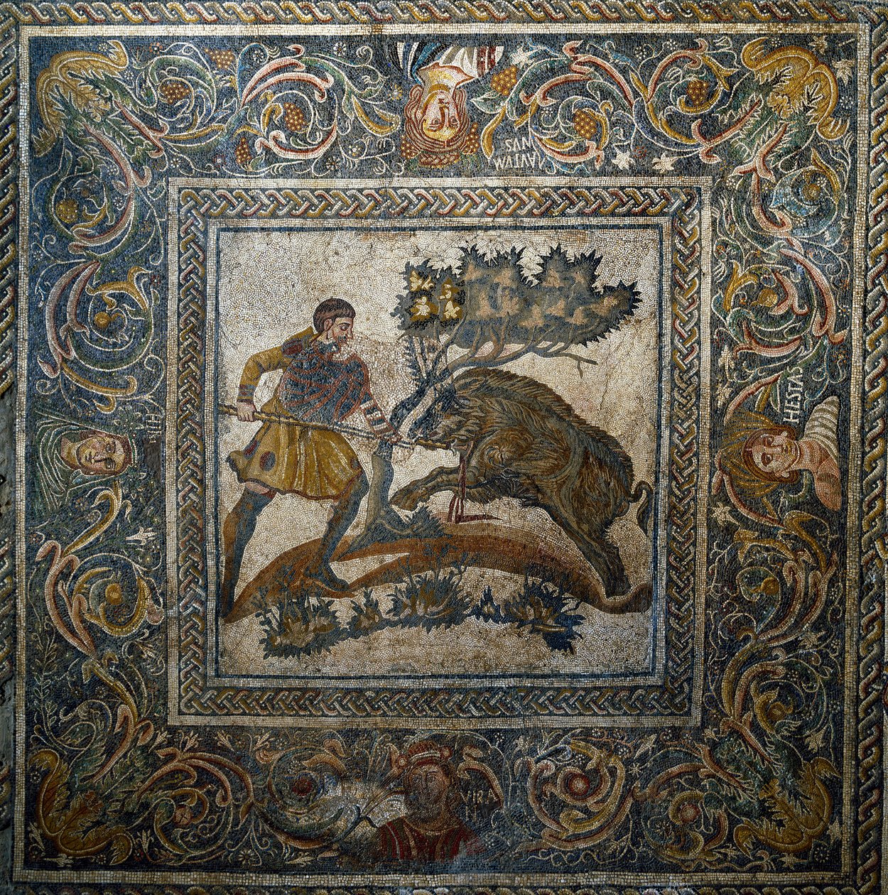 Sztuka rzymska: „”polowanie na dzika””” Mozaika z IV wieku naszej ery z rzymskiej willi Las Tiendas. Merida, Museo Nacional de Arte Romano, Hiszpania autorstwa Roman