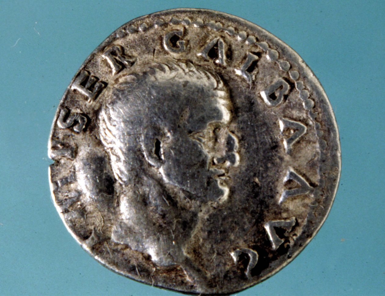 Srebrna moneta z podobizną cesarza rzymskiego Galby (5 pne - 69 ne) JC. Zbiór medalu z Mediolanu. autorstwa Roman