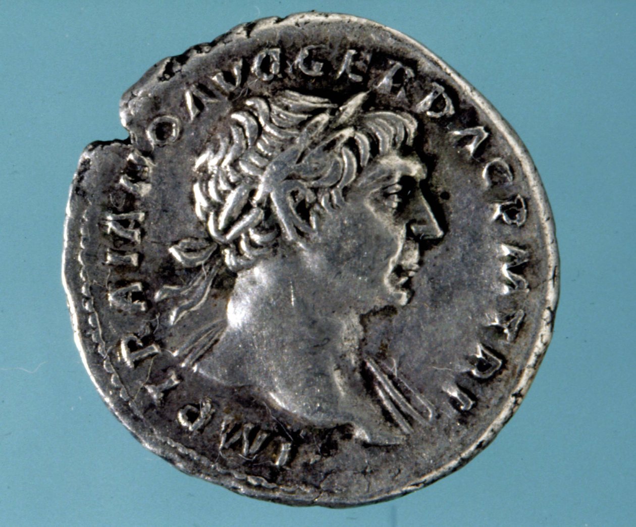Srebrna moneta z podobizną cesarza romańskiego Trajana (53 - 117). Kolekcja medalu Mediolanu. autorstwa Roman