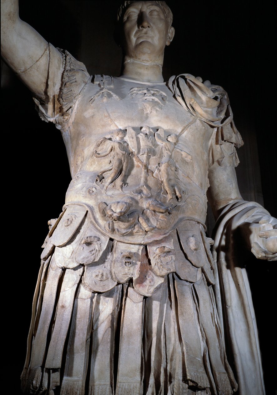 Statua cesarza rzymskiego Trajana (Marcus Ulpius Traianus lub Traiano) (53-117 ne) stojący, pancernik. Fragment zbroi przedstawiający cesarza Domicjana (Domiziano lub Domitianus) (51-96). Około 108 AD. Słońce 2 m Paryż, Luwr autorstwa Roman