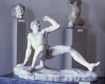 Posąg upadającego Gala, kopia oryginału ze szkoły w Pergamonie z III w. p.n.e. (marmur) autorstwa Roman