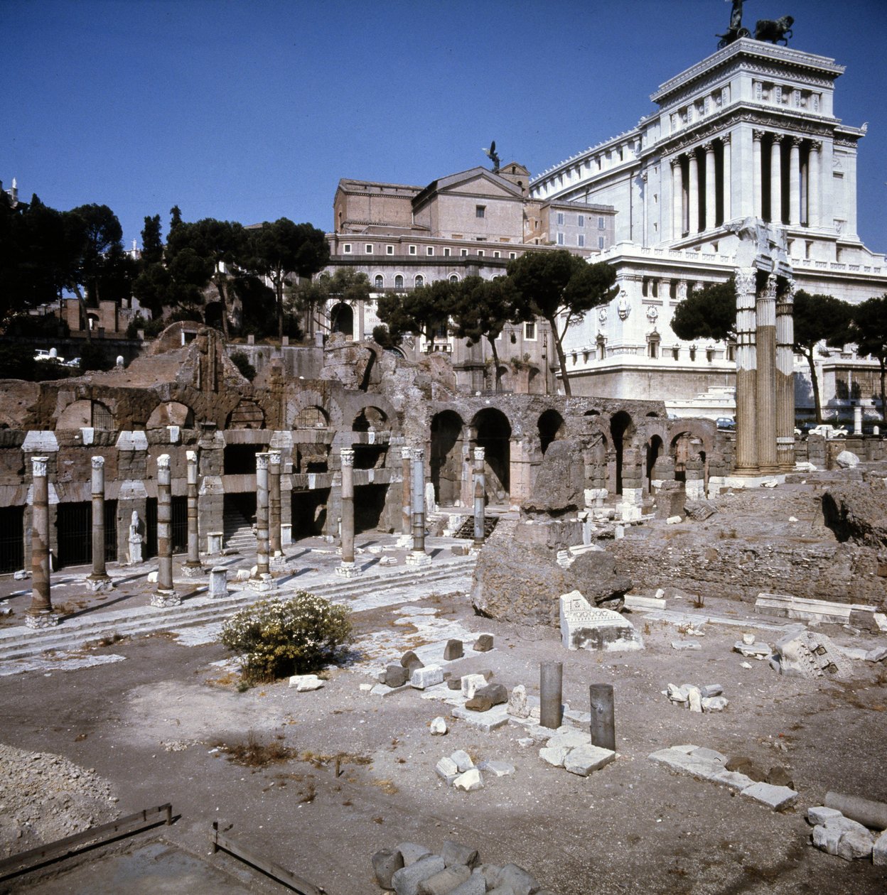 Forum Cezara rozpoczęło się w -54 pne i zakończyło za cesarza Augusta (Oktawiana lub Oktawiana) (63 pne - 14). Rzym. autorstwa Roman