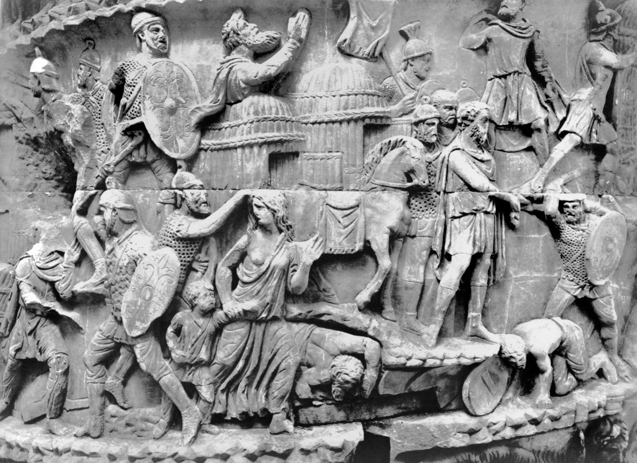 Cesarz przybywający do wioski podczas jej plądrowania, fragment z kolumny Marka Aureliusza, 180-196 AD (marmur) (zdjęcie czarno-białe) autorstwa Roman