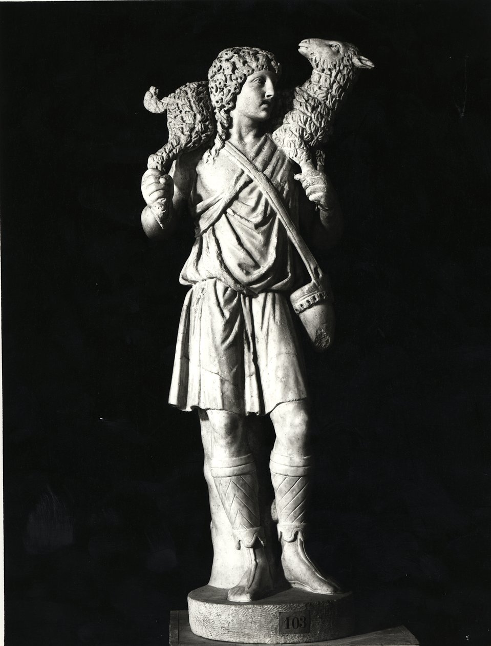 Dobry Pasterz, okres wczesnochrześcijański (marmur) (zdjęcie czarno-białe) autorstwa Roman