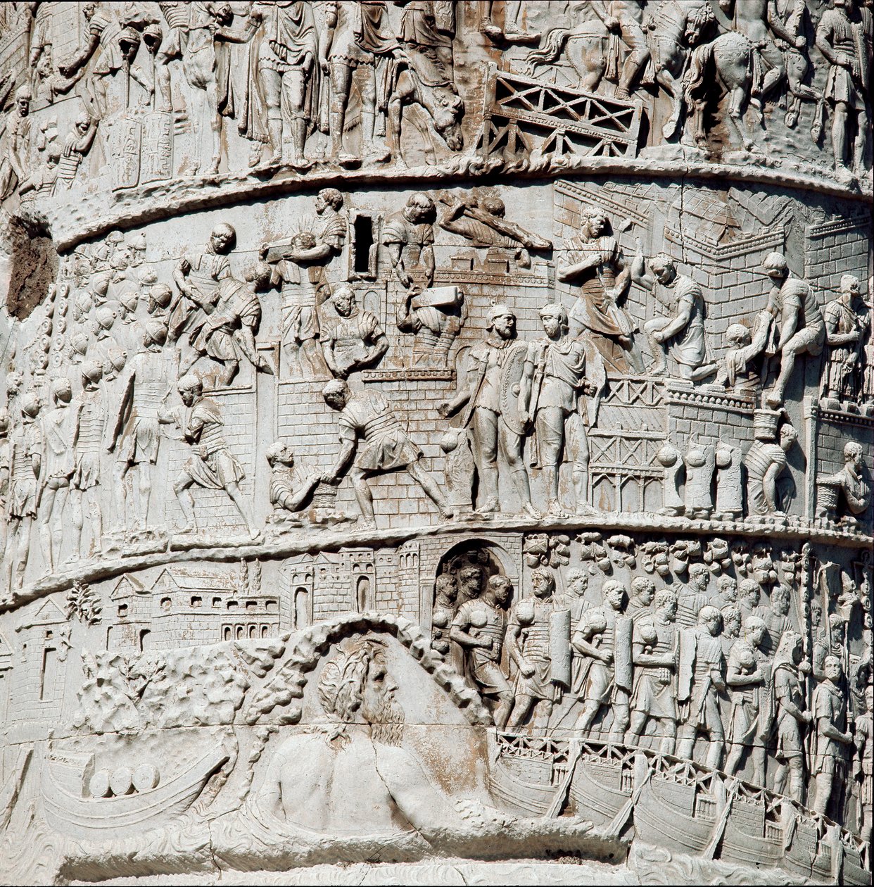 W Ankonie pływają legiony rzymskie pod opieką Neptuna, na szczycie budowa fortyfikacji Fragment kolumny Trajana (kolumna Trajane) (Colonna Traiana) w Rzymie zbudowanej za panowania cesarza Trajana (53-117). Komunikacja kolumny Trajane autorstwa Roman