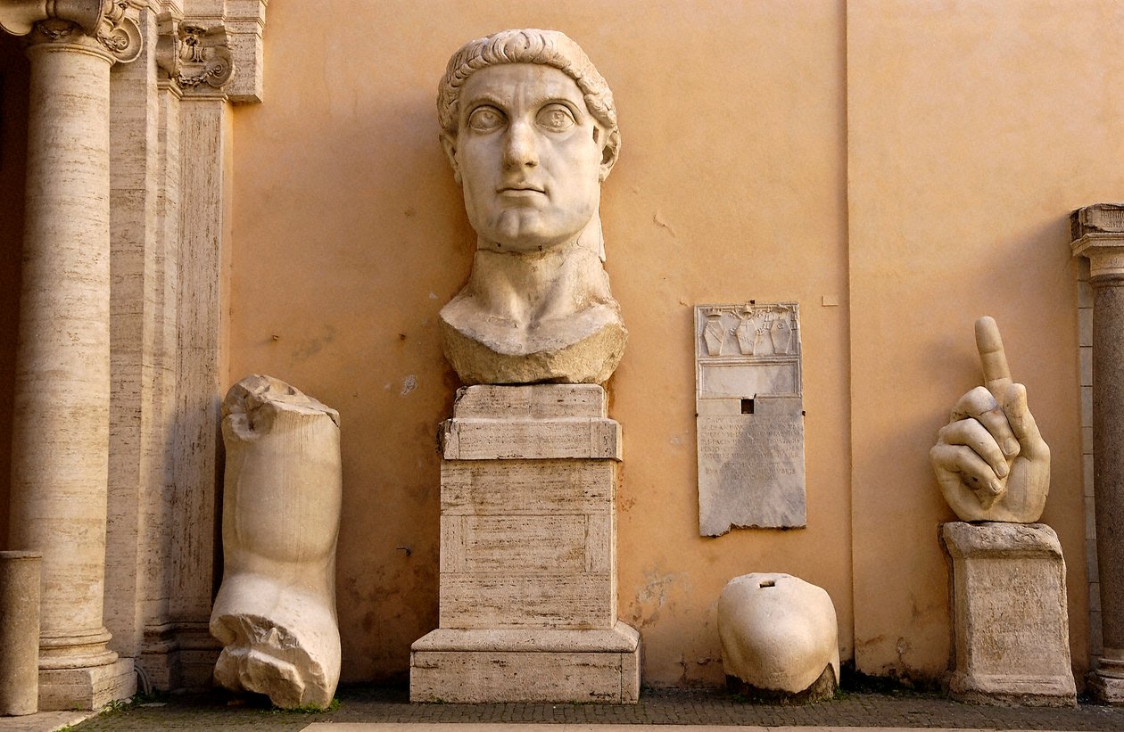 Dziedziniec Pałacu Konserwatystów (Palazzo dei conservatori) w Musei Capitolini (Capitol): fragmenty kolosalnego posągu Konstantyna z lat 313-324 (marmur) autorstwa Roman
