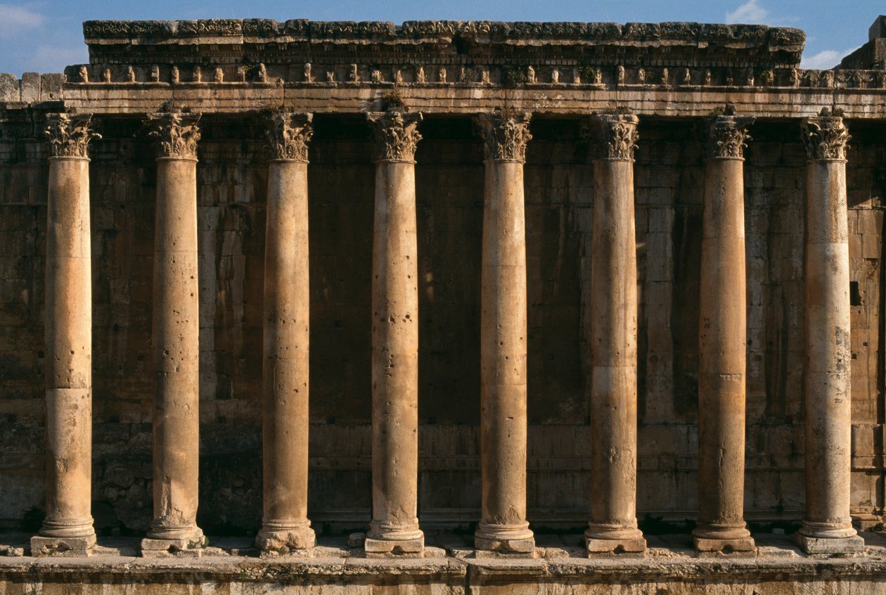 Świątynia Bachusa, widok na kolumnadę; Wysoki okres cesarski (27 pne-395 ne) autorstwa Roman Imperial Period