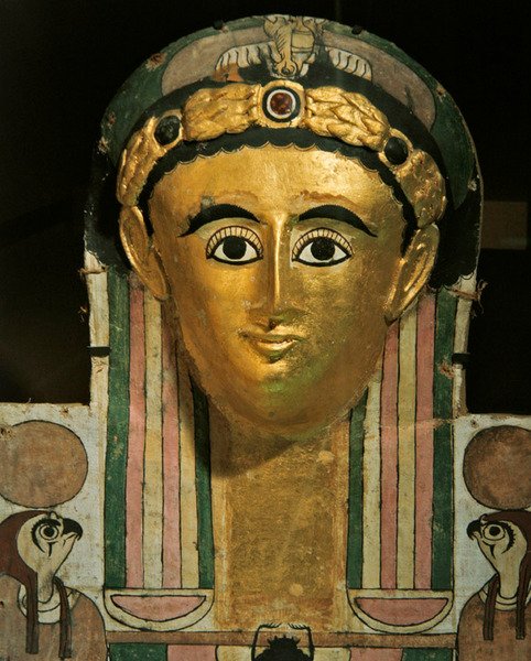 Głowica mumii z kartonu Skrzyń, z Deir el-Medina, Teby, połowa II w. (malowany len i złocone stiuki) autorstwa Roman Period Egyptian