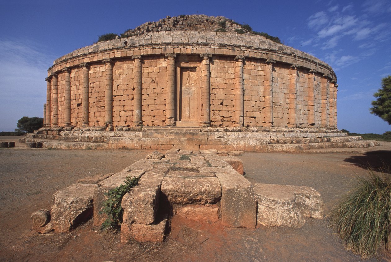 Królewskie Mauzoleum Mauretanii, zwane Grobem Chrześcijan ze względu na krzyże na fałszywych drzwiach (patrz także 233873) autorstwa Roman Republican Period