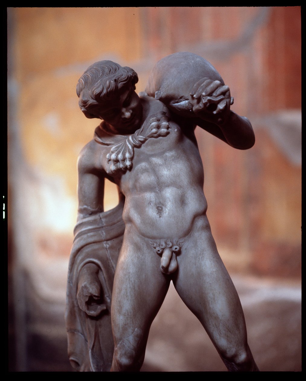 Satyr z bukłakiem. rzeźba w domu Casa dei Cervi, V wiek pne-I wiek autorstwa Roman Roman