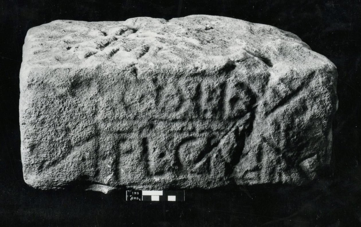 Kamień wiekowy (kamień) autorstwa Roman Roman