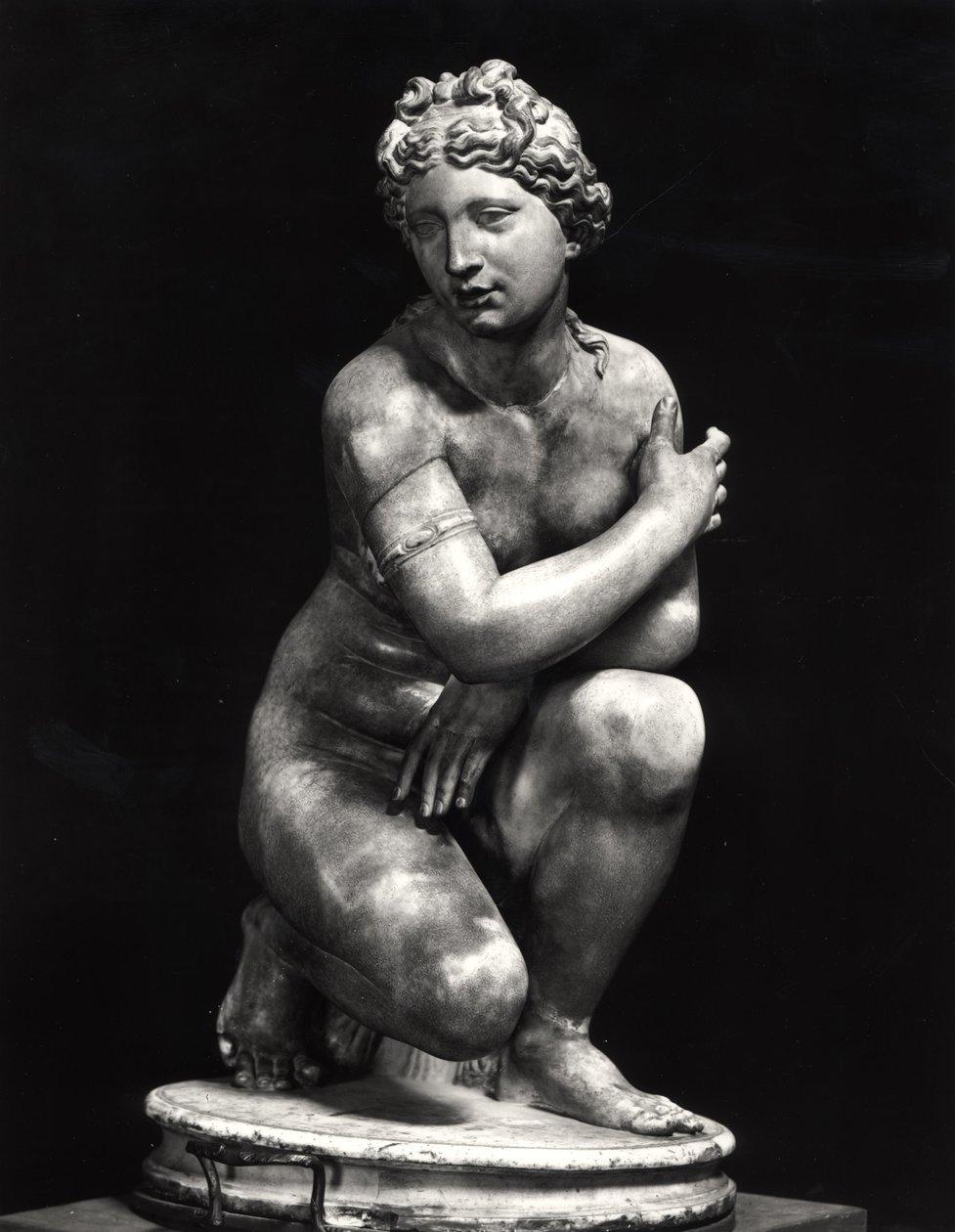 Przyczajona Wenus, kopia greckiego oryginału z III wieku p.n.e. (marmur) (zdjęcie czarno-białe) autorstwa Roman Roman