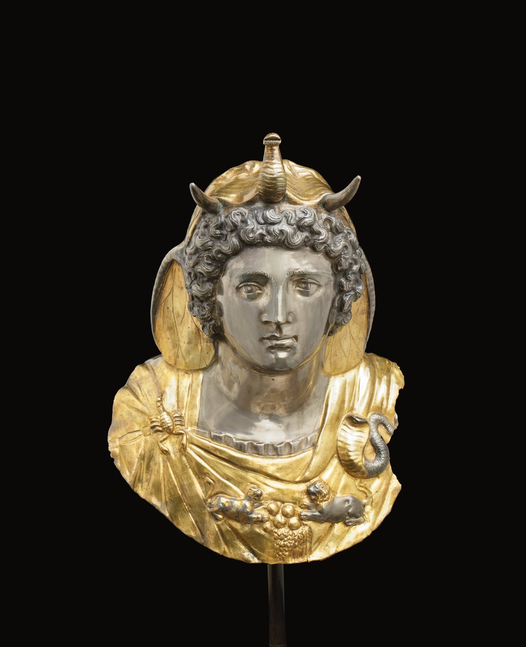 Godło Kleopatry Selene, c. koniec I wieku pne-początek I wieku naszej ery (paczka pozłacana i srebrna) autorstwa Roman Roman