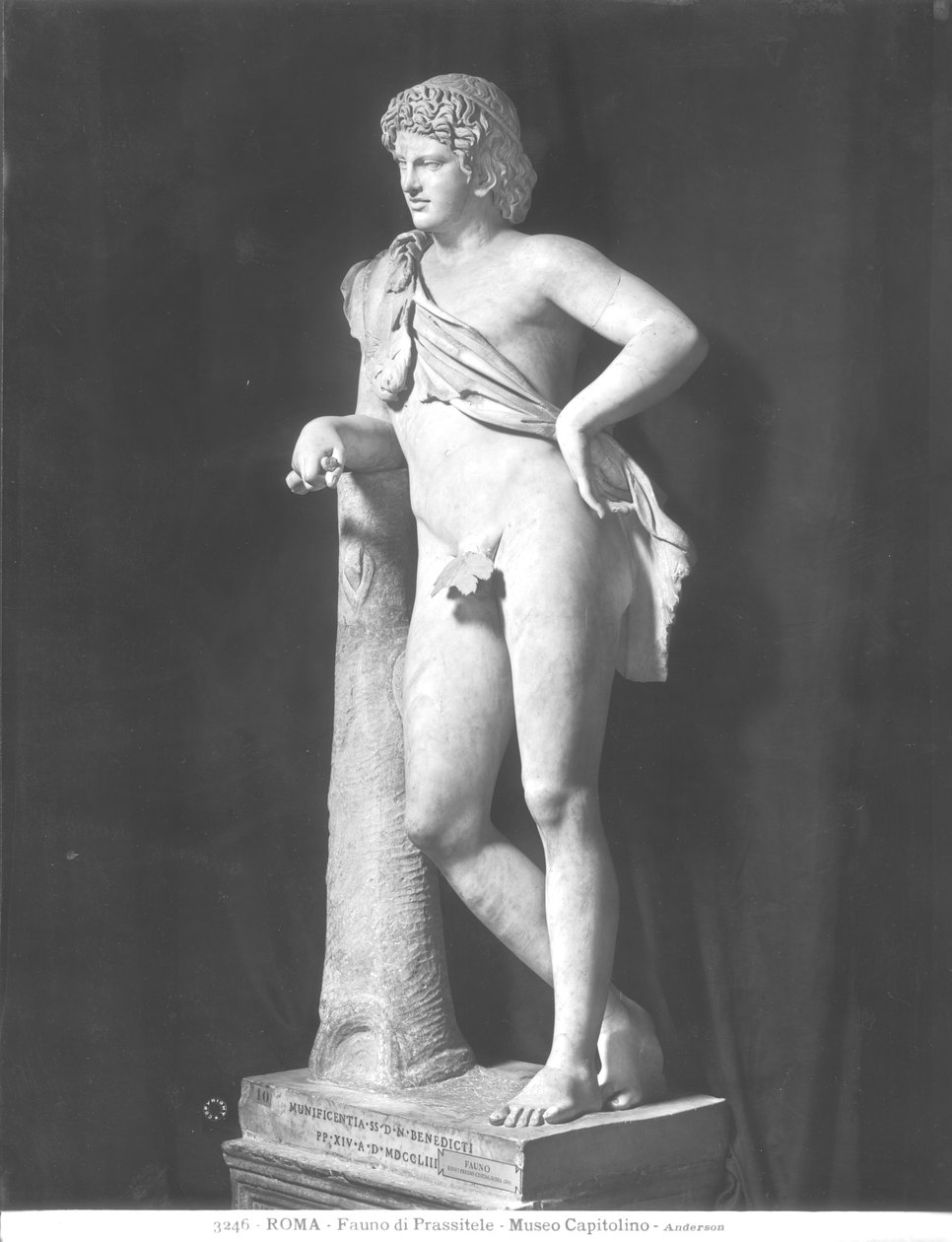 Faunus, kopia oryginału Praksytelesa (ok. 370-330 pne) (marmur) (zdjęcie czarno-białe) autorstwa Roman Roman