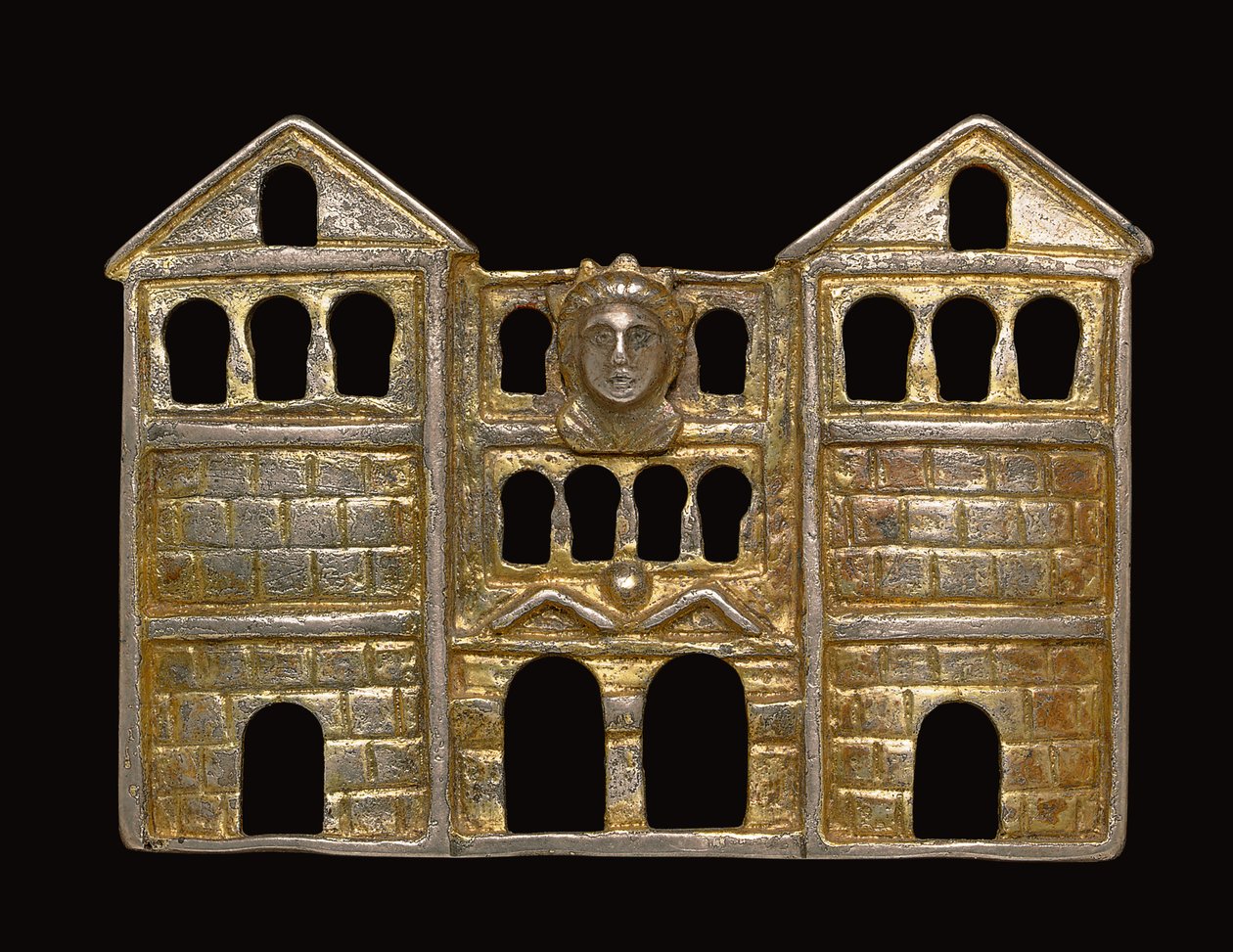Fibula w formie trzykondygnacyjnej bramy trójdzielnej z muru boniowanego, ok. III - początek IV wieku n.e. (srebro złocone) autorstwa Roman Roman