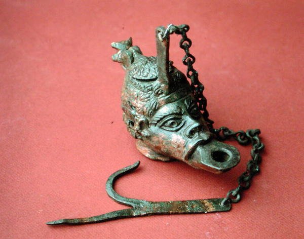 Wisząca lampa oliwna w kształcie głowy Afrykanina, z Belkis (obecnie Zeugma), Turcja (brąz) autorstwa Roman Roman