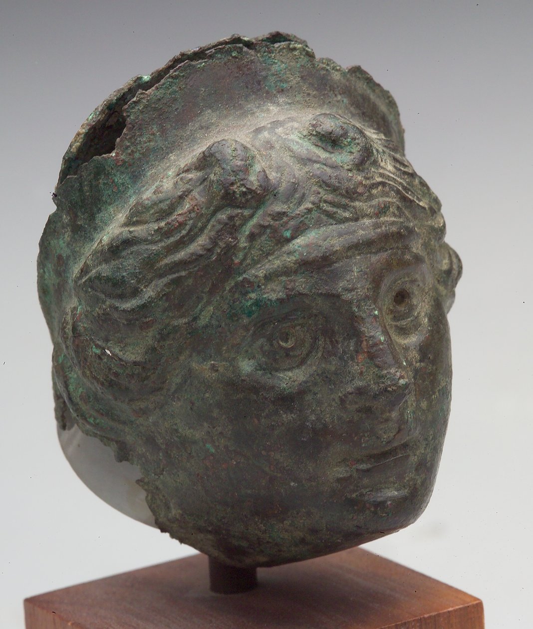 Głowa Afrodyty, V w. (?) (brąz repoussé) autorstwa Roman Roman