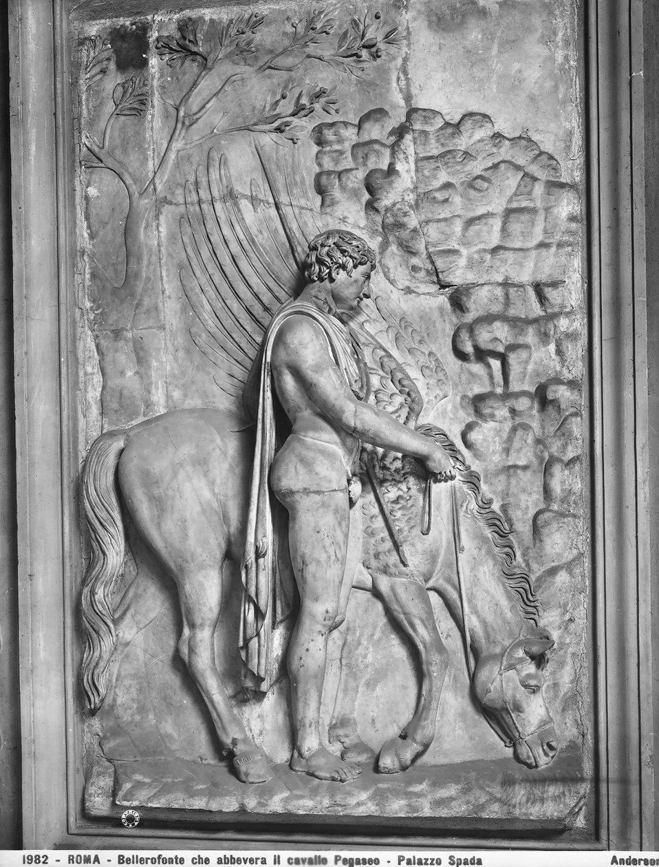 Płyta cesarska z rzeźbionym reliefem przedstawiającym Bellerophona podlewającego skrzydlatego konia Pegaza przy źródle, Corridoio dei Bassorilievi z Palazzo Spada, Rzym (marmur) autorstwa Roman Roman