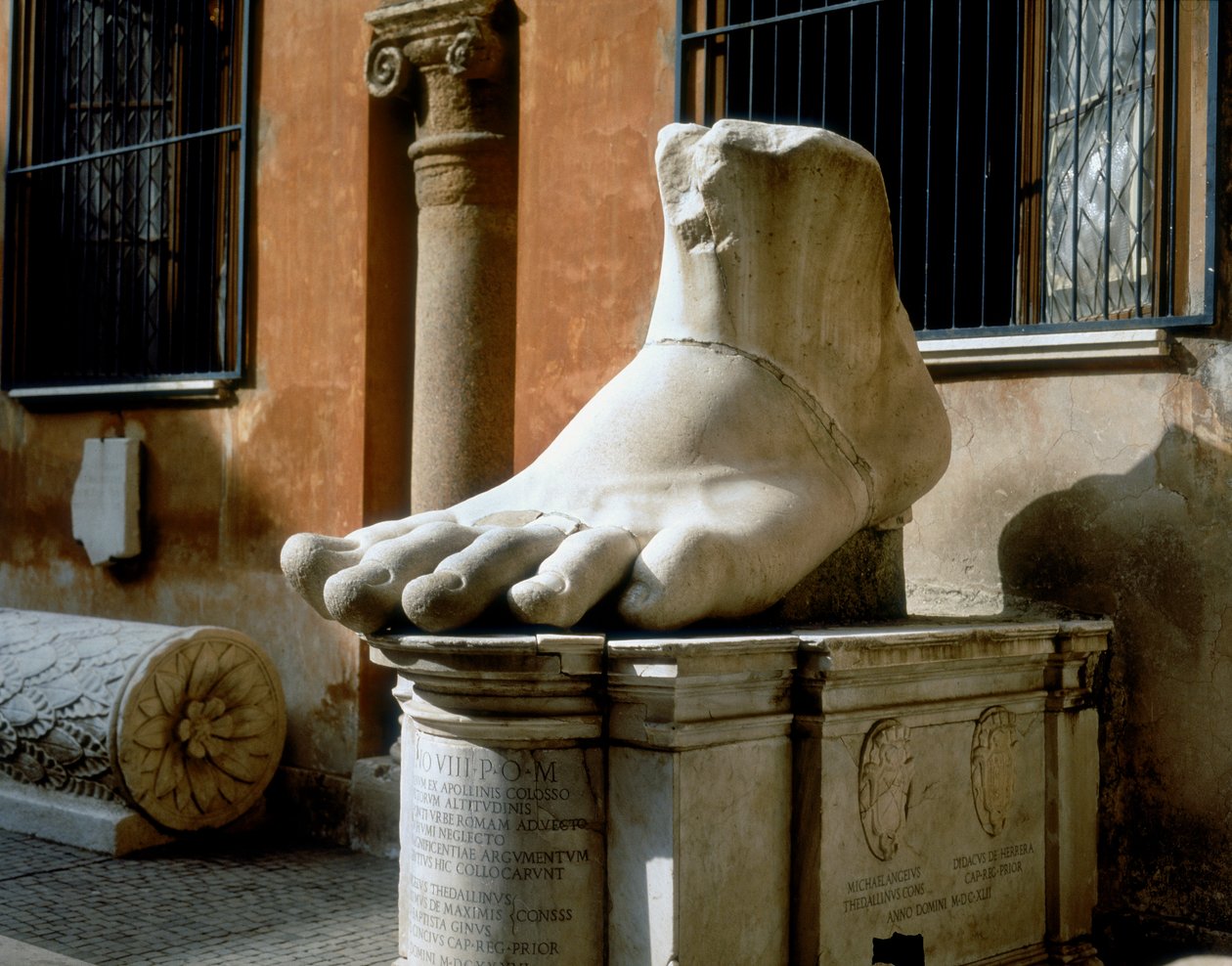 Lewa stopa, od Kolosa Konstantyna (marmur) autorstwa Roman Roman