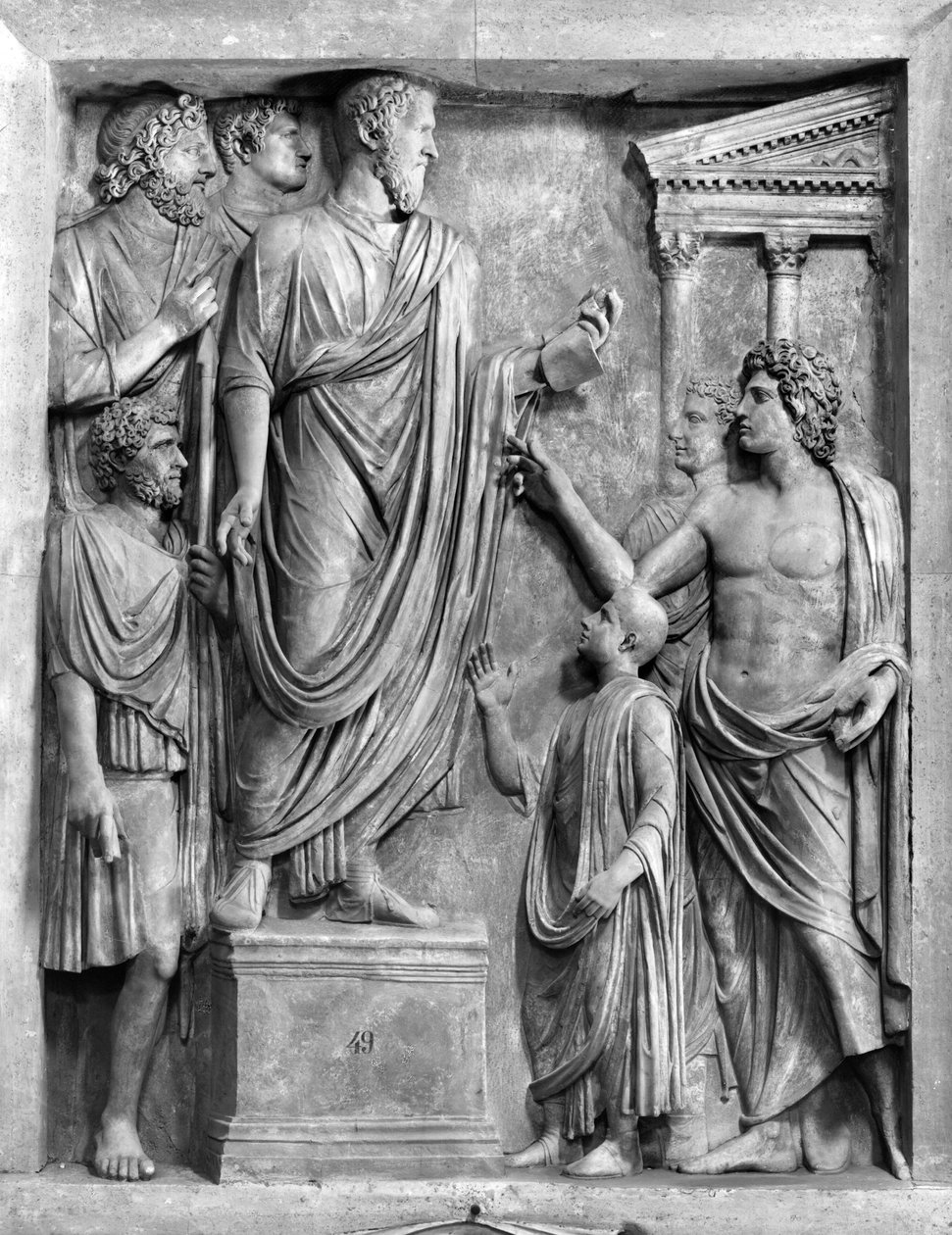Marek Aureliusz (AD 121-180) wygłaszający przemówienie na forum lub Hadrian (AD 76-138) wygłaszający mowę pogrzebową dla Sabine, prawdopodobnie III lub IV wne (marmur) (zdjęcie czarno-białe) autorstwa Roman Roman