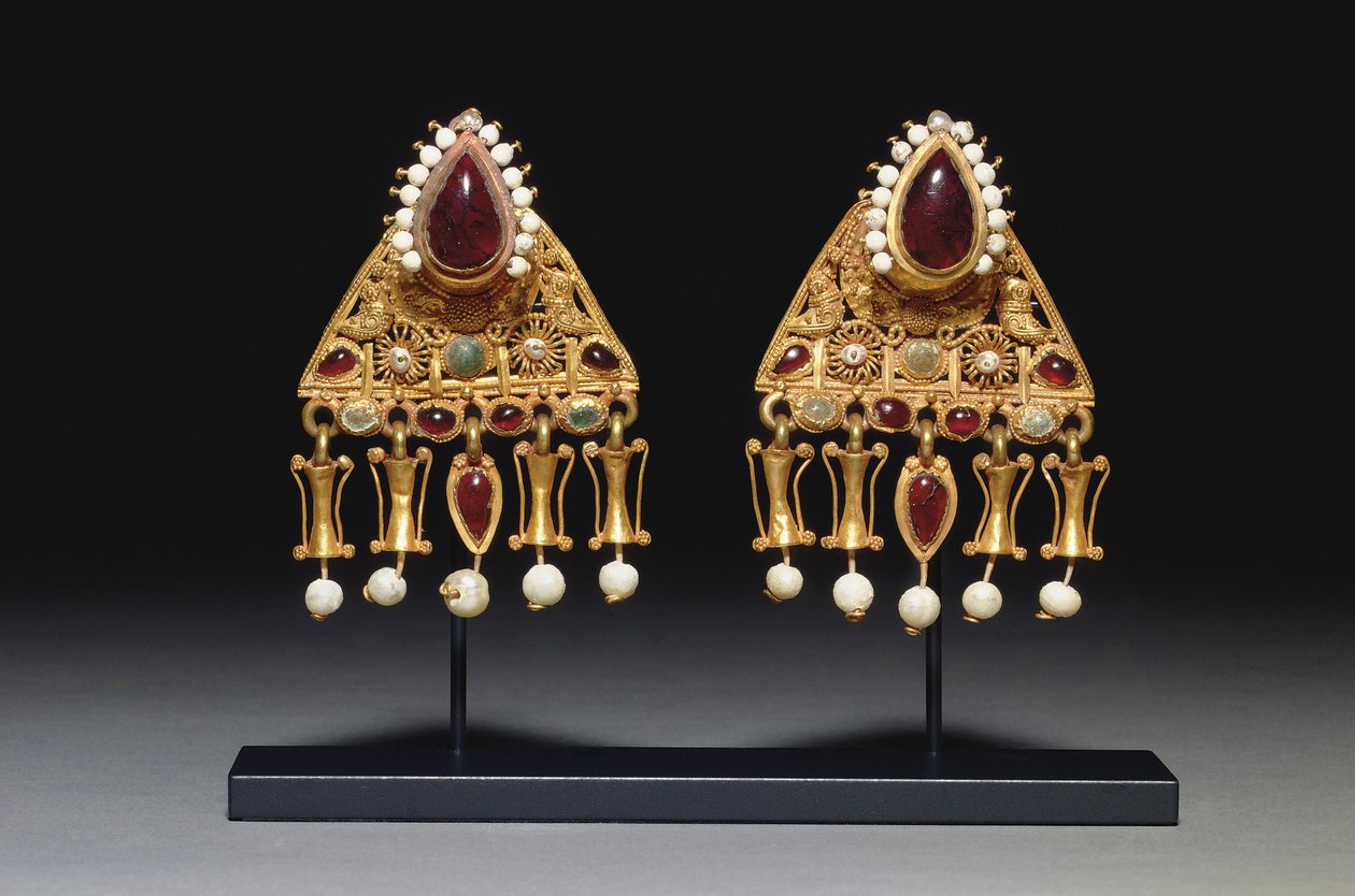 Para kolczyków, II-III wne (złoto, perły, granat i szkło) autorstwa Roman Roman