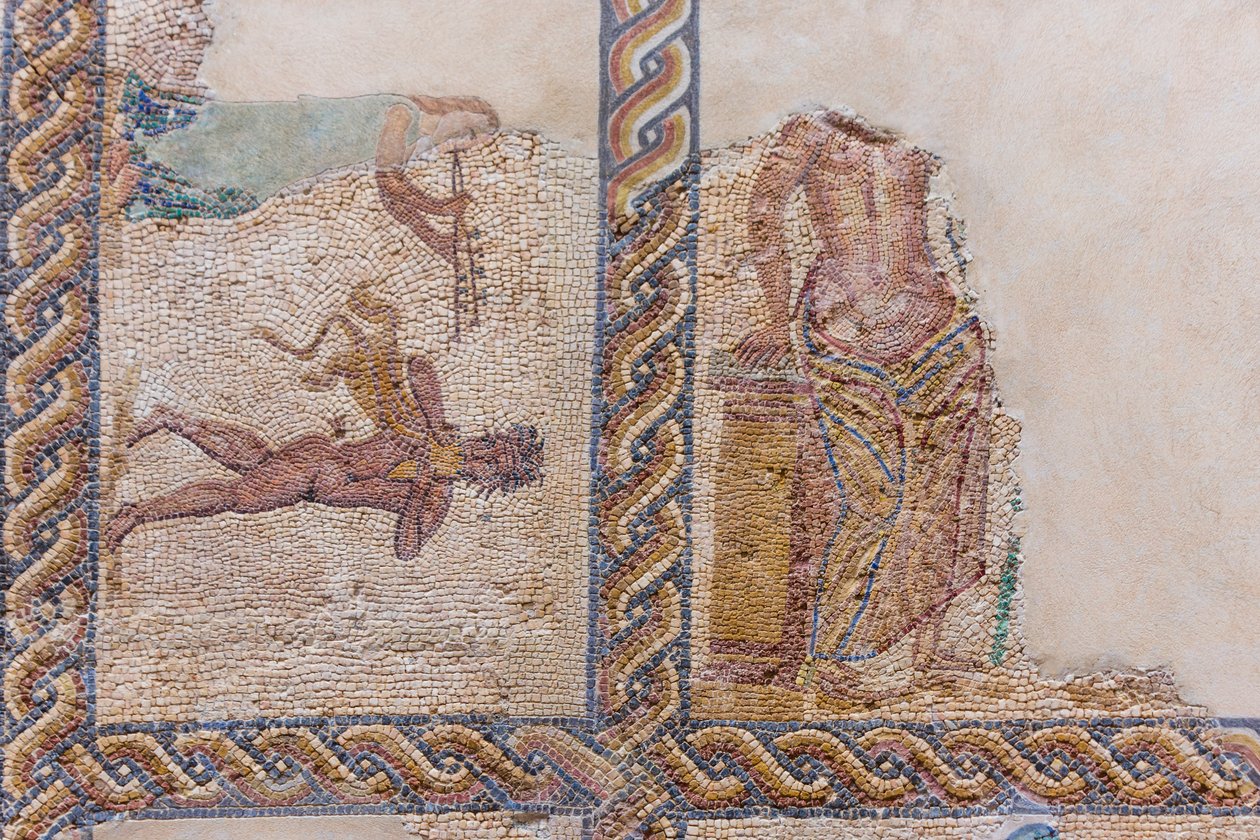 Częściowo uszkodzone mozaiki na wystawie autorstwa Roman Roman