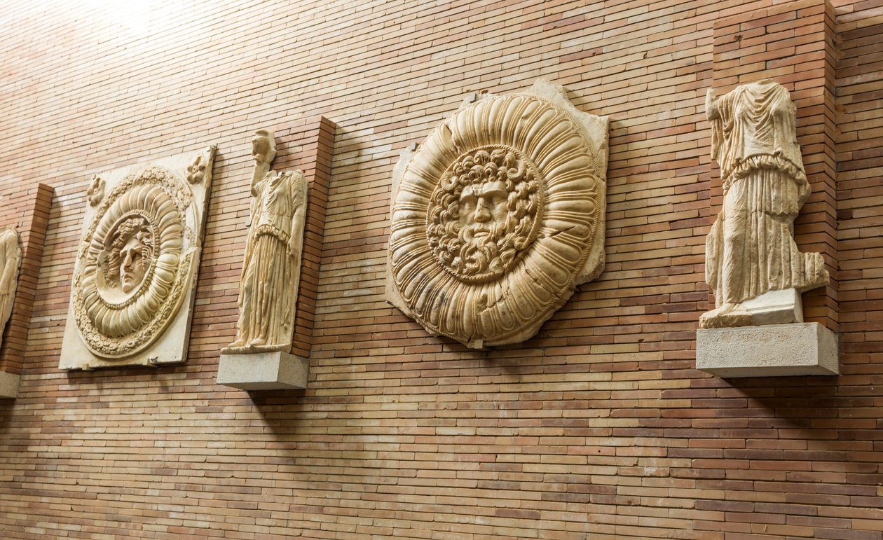 Tablice na ścianie w holu głównym autorstwa Roman Roman