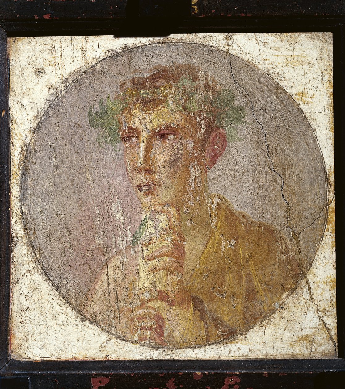 Portret młodego mężczyzny trzymającego zwój papirusu z Włoch, Kampanii, Pompejów, malowidło na tynku, 55-79 n.e. autorstwa Roman Roman