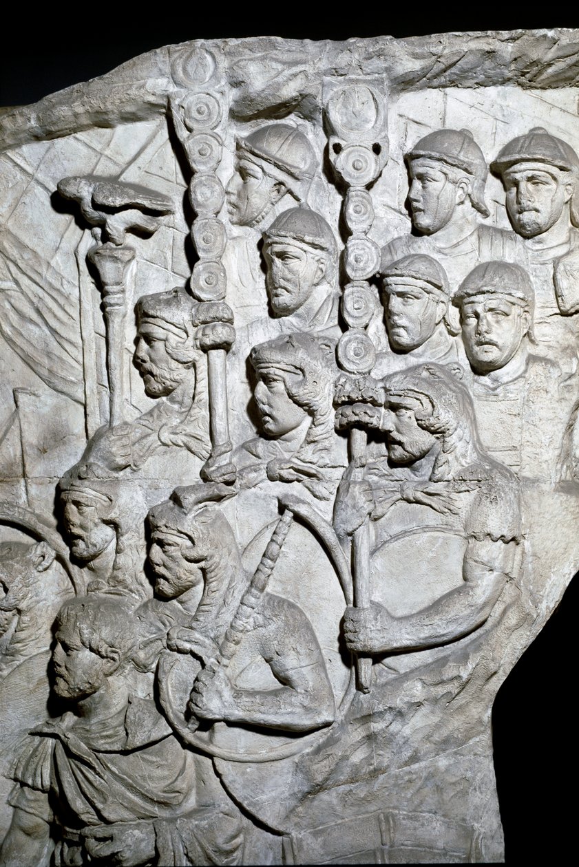 Sztuka rzymska: „”Wojownicy niosący Vexillum (sztandary rzymskie)””Forma z 1862 roku odtwarzająca płaskorzeźby kolumny Trajana (kolumna Trajane) (Colonna Traiana) w Rzymie zbudowanej za panowania cesarza Trajana (53-117). Kolumna Trajane upamiętnia v autorstwa Roman Roman