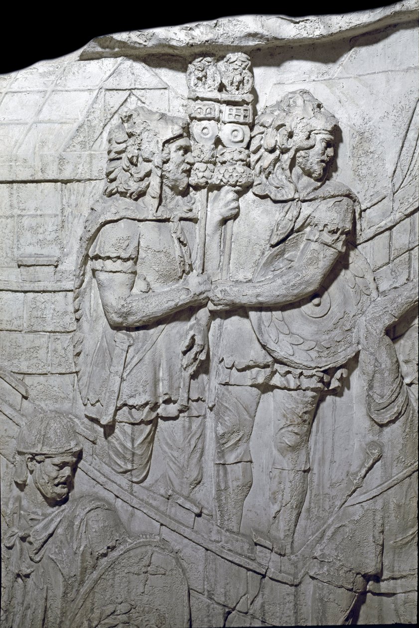 Sztuka rzymska: „”Wojownicy niosący rzymskiego orła (Aquiliferes)”” Forma z 1862 roku odtwarzająca płaskorzeźby kolumny Trajana (kolumna Trajane) (Colonna Traiana) w Rzymie zbudowanej za panowania cesarza Trajana (53-117) . Kolumna Trajane upamiętnia autorstwa Roman Roman