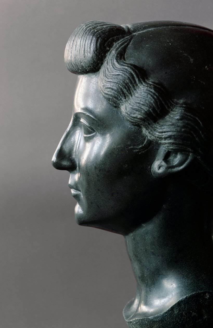 Sztuka rzymska: popiersie Liwii (55 pne-29 ne) (Livia Drusilla Augusta), żony cesarza rzymskiego Augusta (Oktawian, Oktawian lub łac. Gajusz Juliusz Cezar Oktawian) (61 pne-14 ne). 31 pne. Rzeźba bazaltowa. Ciemny. 0,32m. Luwr, Paryż autorstwa Roman Roman