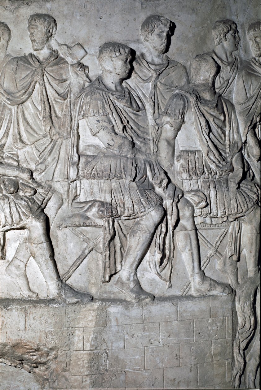 Sztuka rzymska: „”cesarz rzymski Trajan na trybunie na naradzie wojennej””Forma z 1862 r. odtwarzająca płaskorzeźby kolumny Trajana (kolumna Trajane) (Colonna Traiana) w Rzymie zbudowanej za panowania cesarza Trajana ( 53-117). Kole Trajane autorstwa Roman Roman