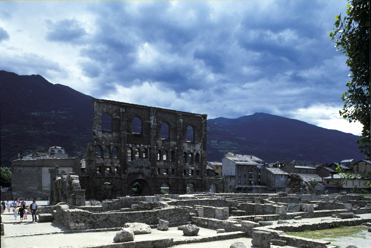 Teatr rzymski z Aosty. autorstwa Roman Roman