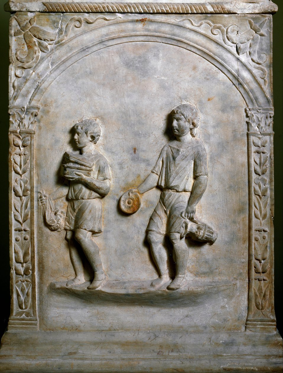 Sztuka rzymska: ołtarz grobowy przedstawia dwóch służących niosących przedmioty do złożenia ofiary. Płaskorzeźba. Rzym, Museo Nazionale Romano autorstwa Roman Roman