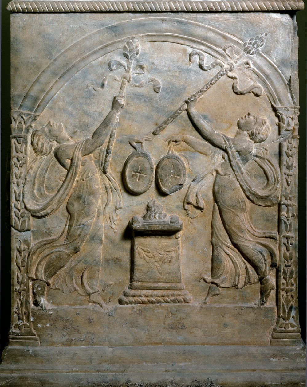Sztuka rzymska: ołtarz grobowy przedstawiający dwie tańczące menady. Płaskorzeźba. Rzym, Museo Nazionale Romano autorstwa Roman Roman