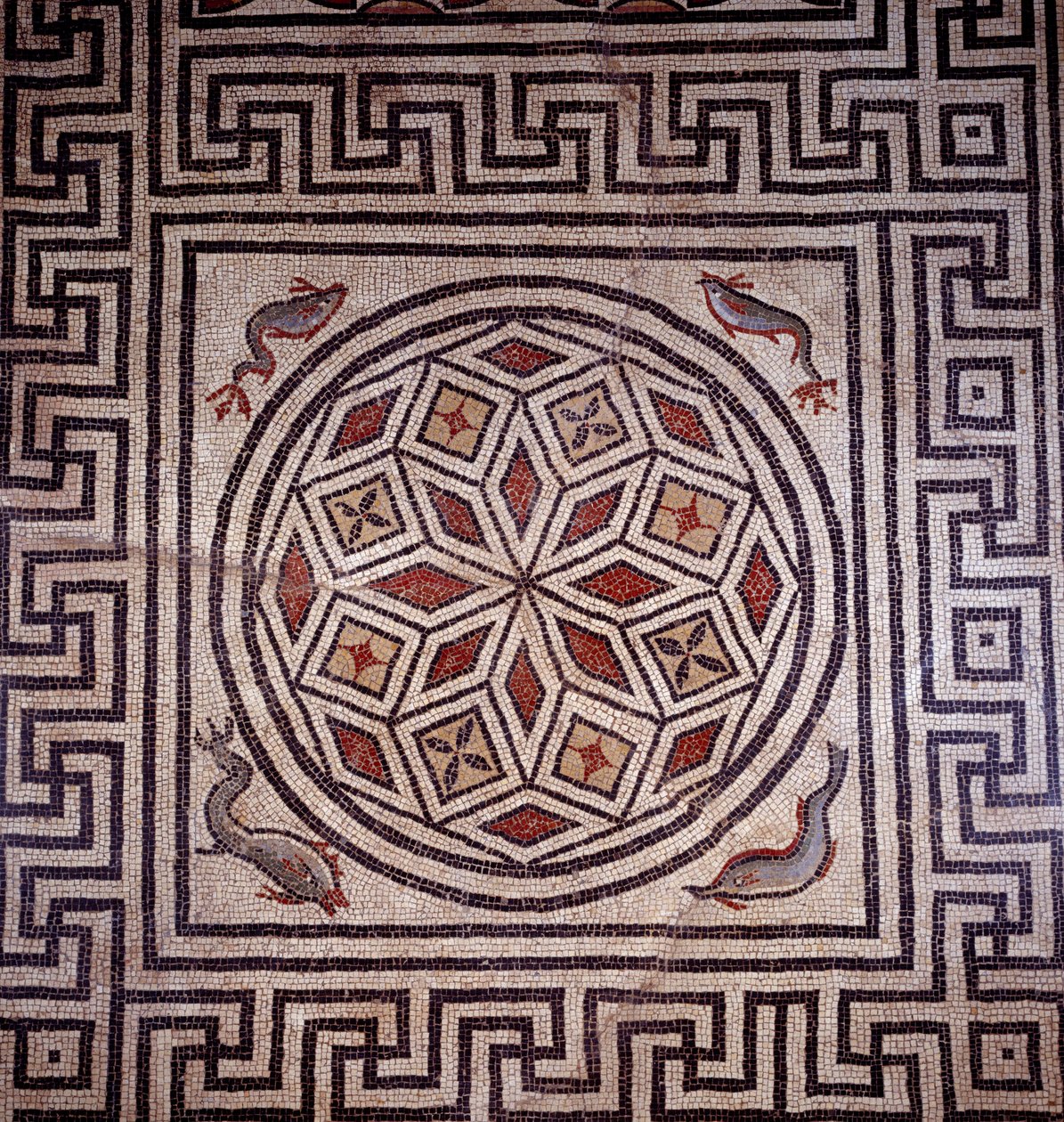 Sztuka rzymska: mozaika z delfinami. Nimes, muzeum archeologiczne. autorstwa Roman Roman