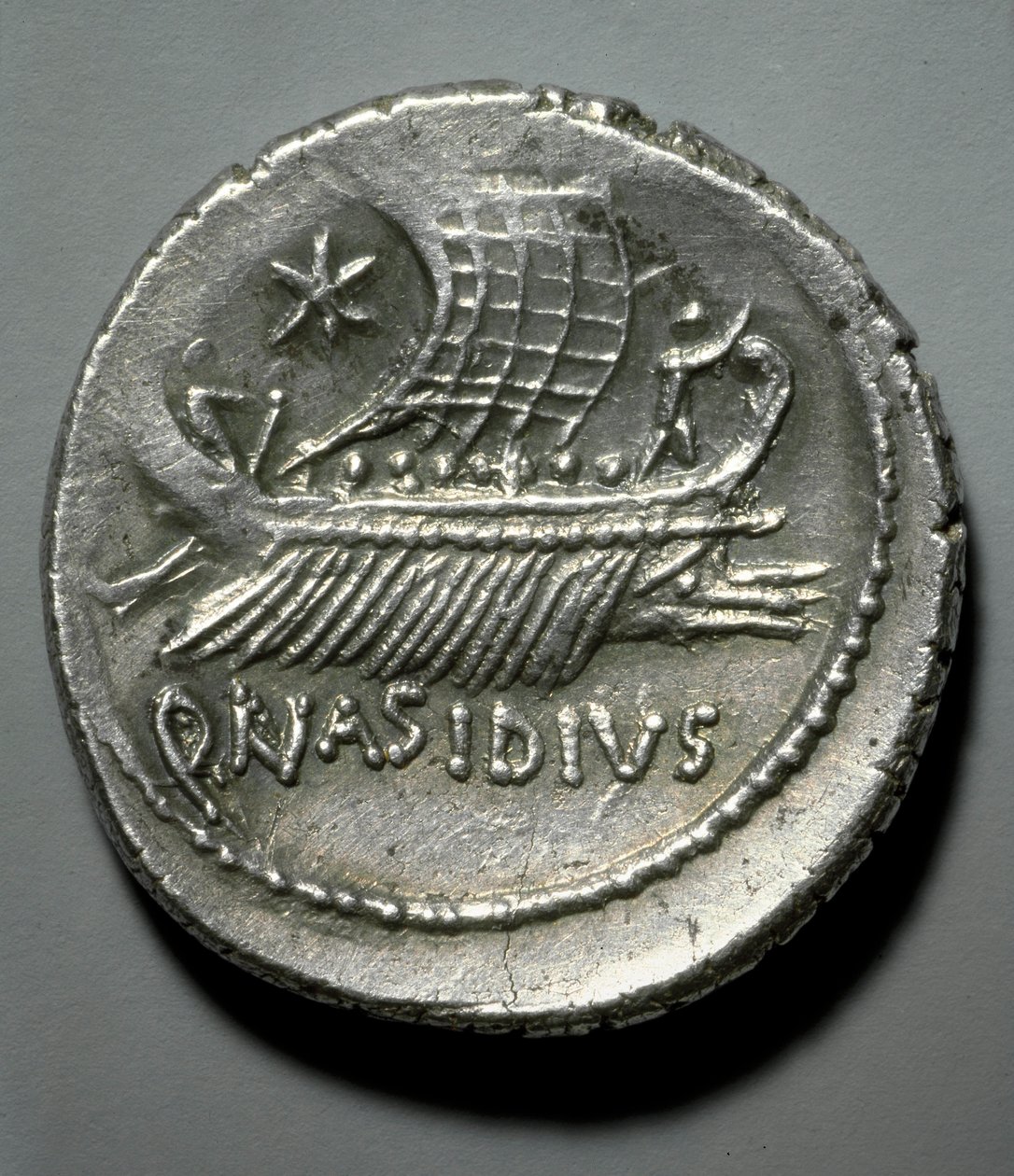 Sztuka rzymska: srebrna moneta przedstawiona przez galerę wyposażoną w system do obalania wrogich statków. Paryż, B.N. Gabinet Medailles autorstwa Roman Roman