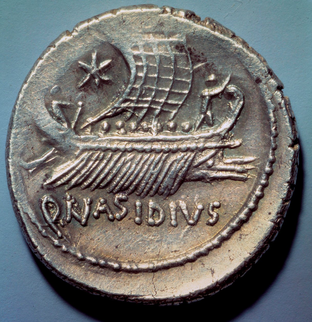 Sztuka rzymska: srebrna moneta przedstawiająca rzymską galerę. Paryż, B.N. autorstwa Roman Roman