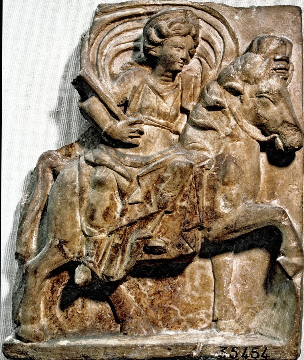 Sztuka rzymska: bogini Epona, bóstwo pochodzenia galijskiego, patronka jeźdźców i podróżników. Stela wapienna znaleziona w Gannat (Allier), Owernia. Saint Germain en Laye. Muzeum Starożytności Narodowej, autorstwa Roman Roman