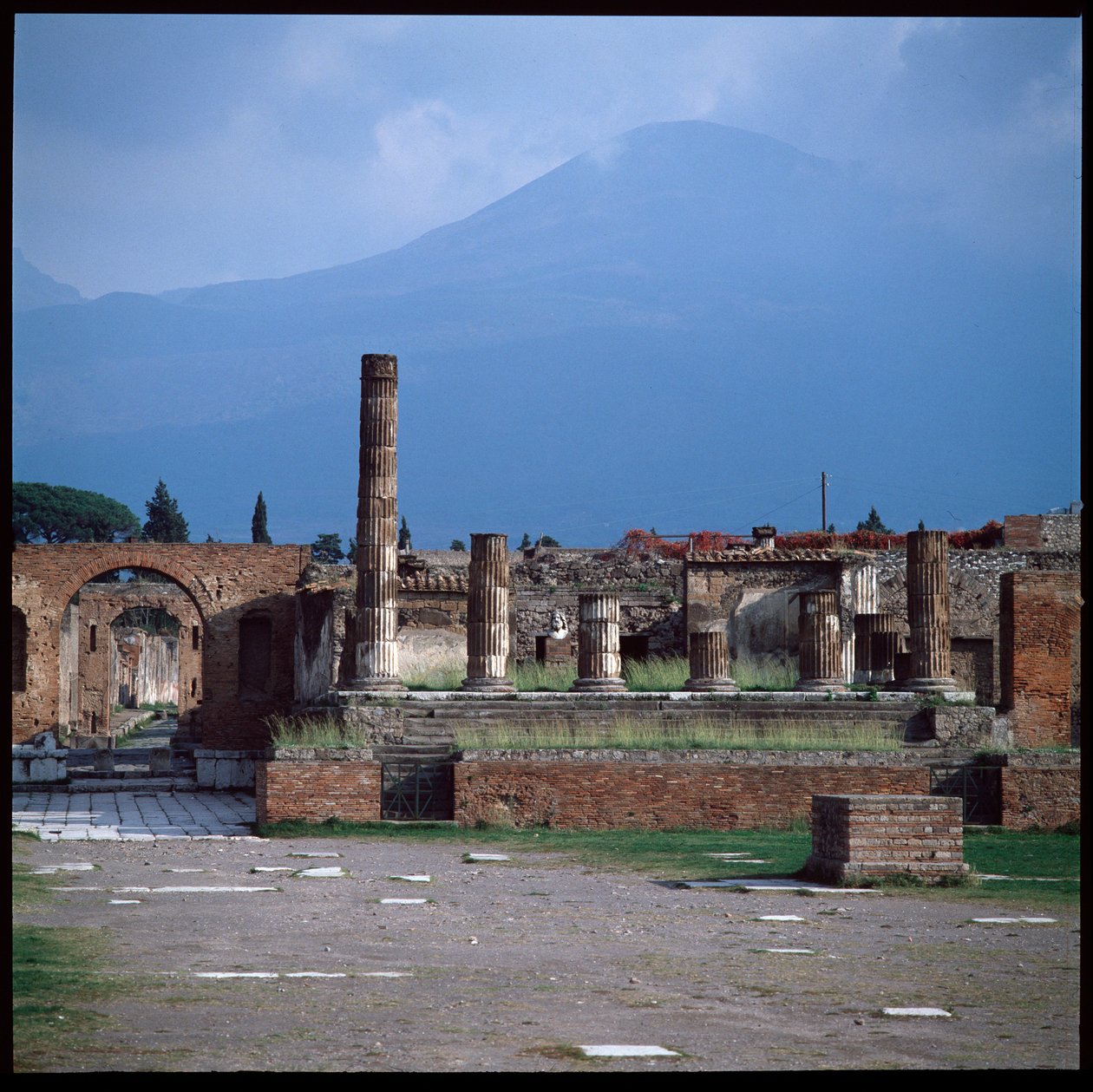 Sztuka rzymska: widok forum, stanowisko archeologiczne w Pompejach (I wiek pne-I wiek ne) Włochy (sztuka rzymska: widok forum Pompeje autorstwa Roman Roman