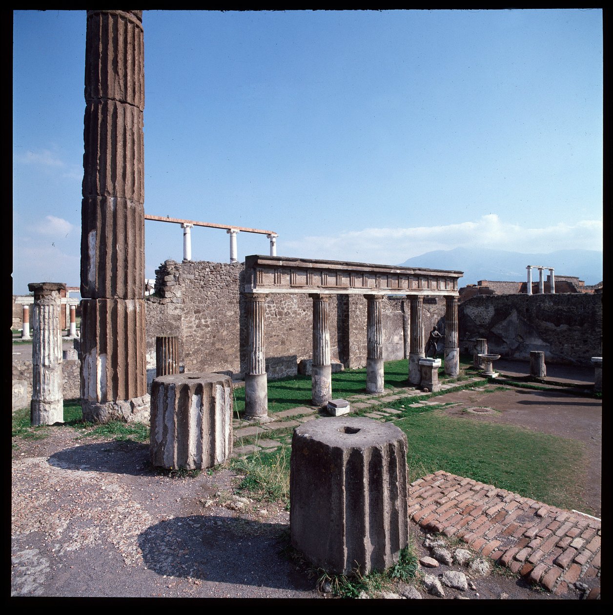Sztuka rzymska: Widok świątyni Apolla na stanowisku archeologicznym w Pompejach (IV wiek pne-II wiek pne) Włochy autorstwa Roman Roman