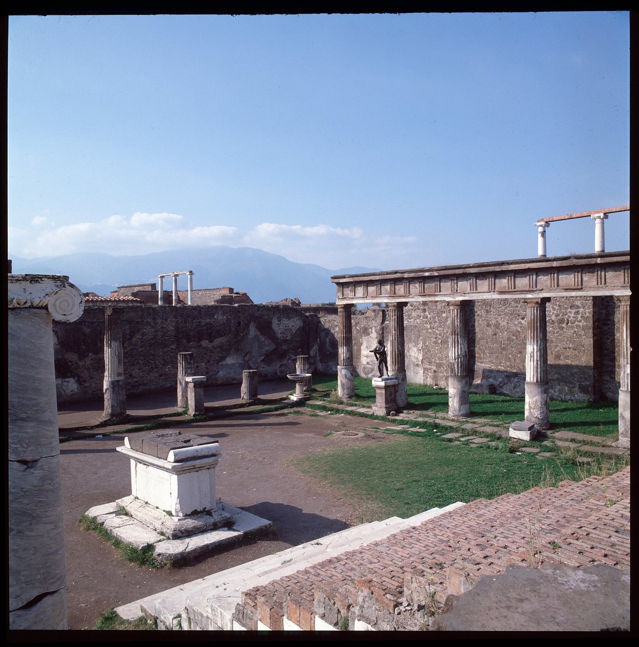 Sztuka rzymska: Widok świątyni Apolla na stanowisku archeologicznym w Pompejach (IV wiek pne-II wiek pne) Włochy autorstwa Roman Roman