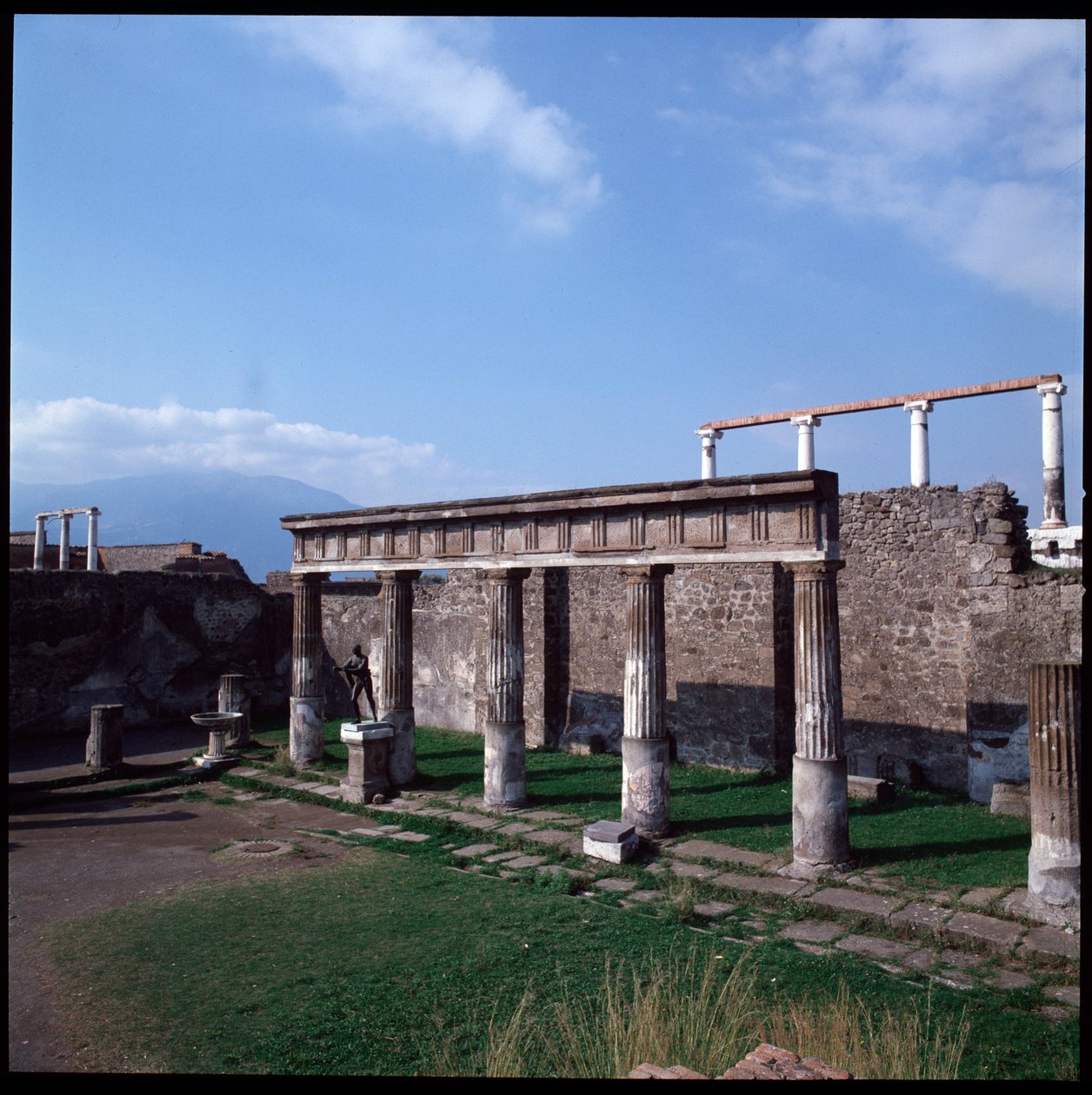 Sztuka rzymska: widok świątyni Apolla na stanowisku archeologicznym w Pompejach (IV wpne-II wpne) Włochy (sztuka rzymska: widok świątyni Apolla, Pompeje, IV wpne-II wpne, Włochy) autorstwa Roman Roman