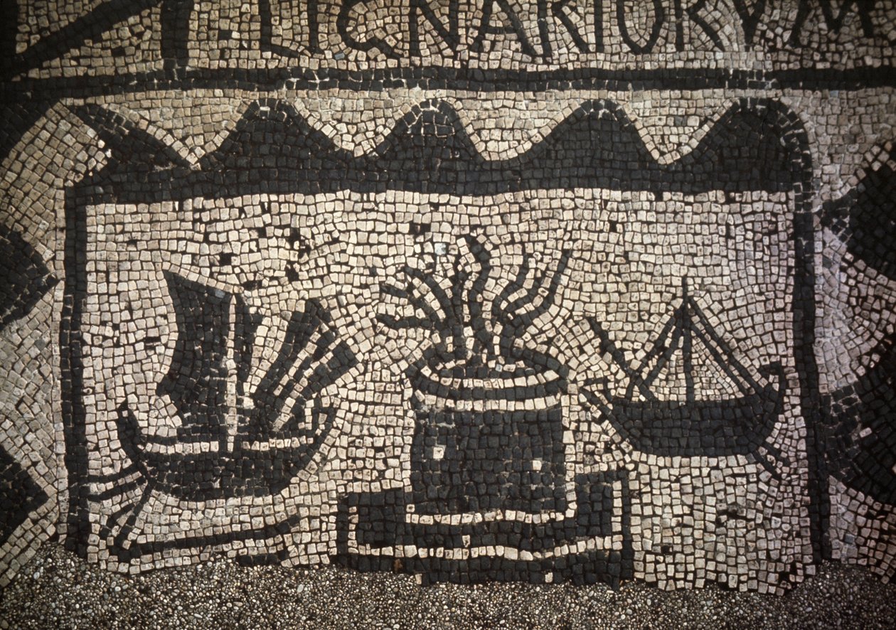Rzymska marynarka i latarnia morska, starożytna Ostia (Ostia), Piazza delle Corporazioni. autorstwa Roman Roman