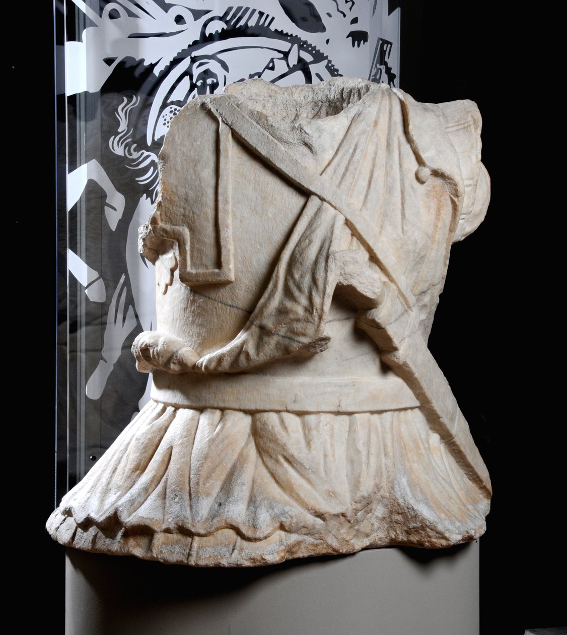 Wyrzeźbiony tors kawalerzysty (marmur) (patrz też 371176) autorstwa Roman Roman