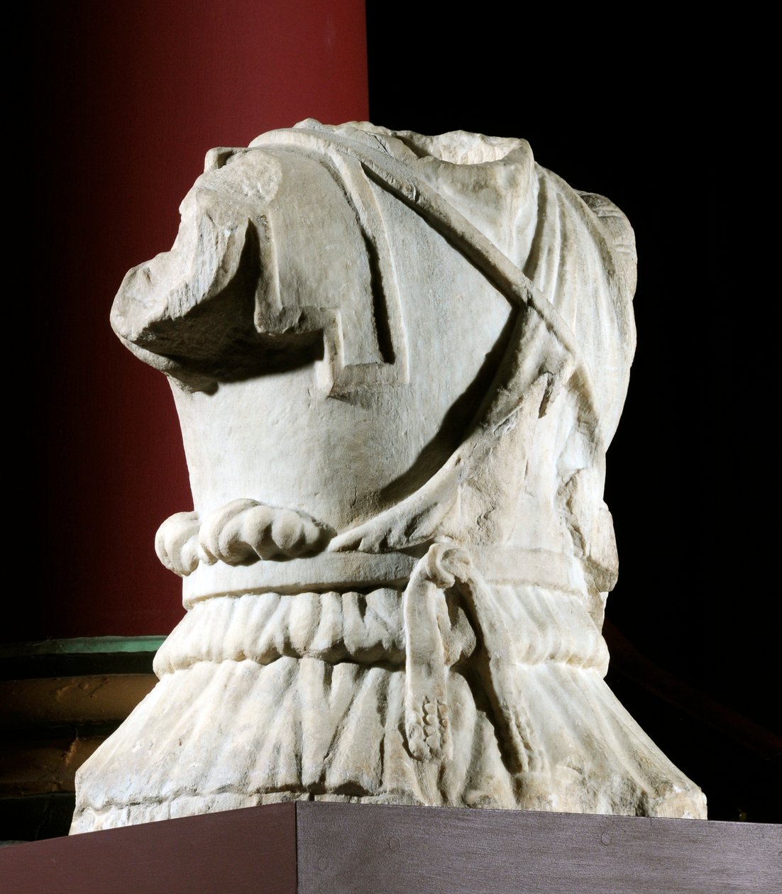 Wyrzeźbiony tors kawalerzysty (marmur) (patrz także 371178) autorstwa Roman Roman
