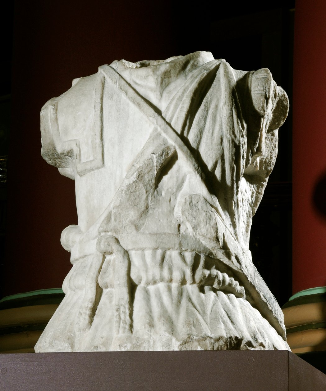 Wyrzeźbiony tors kawalerzysty (marmur) (patrz też 371179) autorstwa Roman Roman